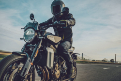 Husqvarna Motorcycles introducerar den helt nya Svartpilen 801 för 2024 